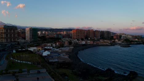 Vuelo-Aéreo-Sobre-Bunker-Stazione-Zona-Europa-En-Catania-Con-Vistas-A-La-Costa-De-La-Playa-Durante-La-Puesta-De-Sol