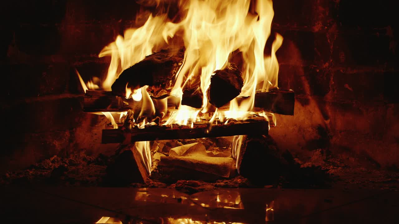 커다란 벽난로에서 불이 아름답게 타오른다