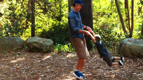 Vater-Und-Sohn-Haben-Spaß-Im-Park