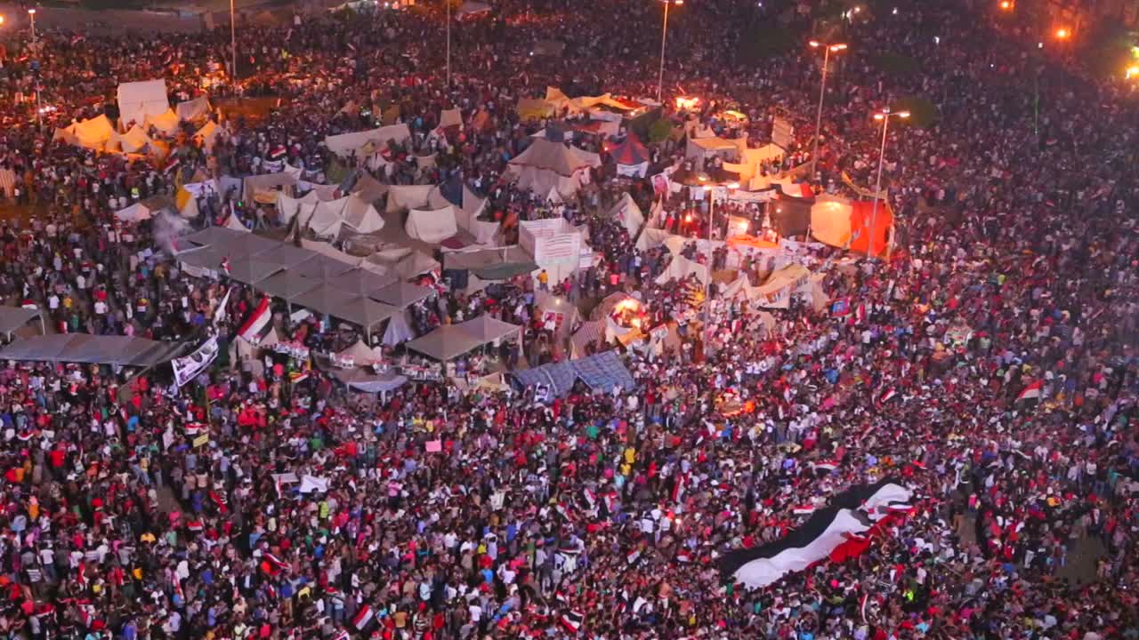 대규모 야간 집회에서 시위대가 이집트 카이로의 잼 타흐리르 광장을 내려다보는 오버헤드 뷰