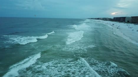antena de espumosas olas de playa blanca durante la puesta de sol en fort walton beach, florida, ee.uu. - disparo de drones