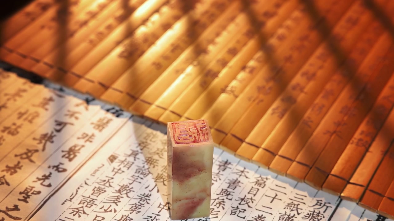 Scatto macro di un tradizionale sigillo in pietra cinese su antiche strisce di bambù con calligrafia classica e documenti storici
