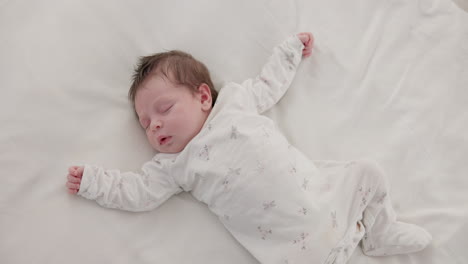 dulce, durmiendo y el bebé recién nacido en una cama