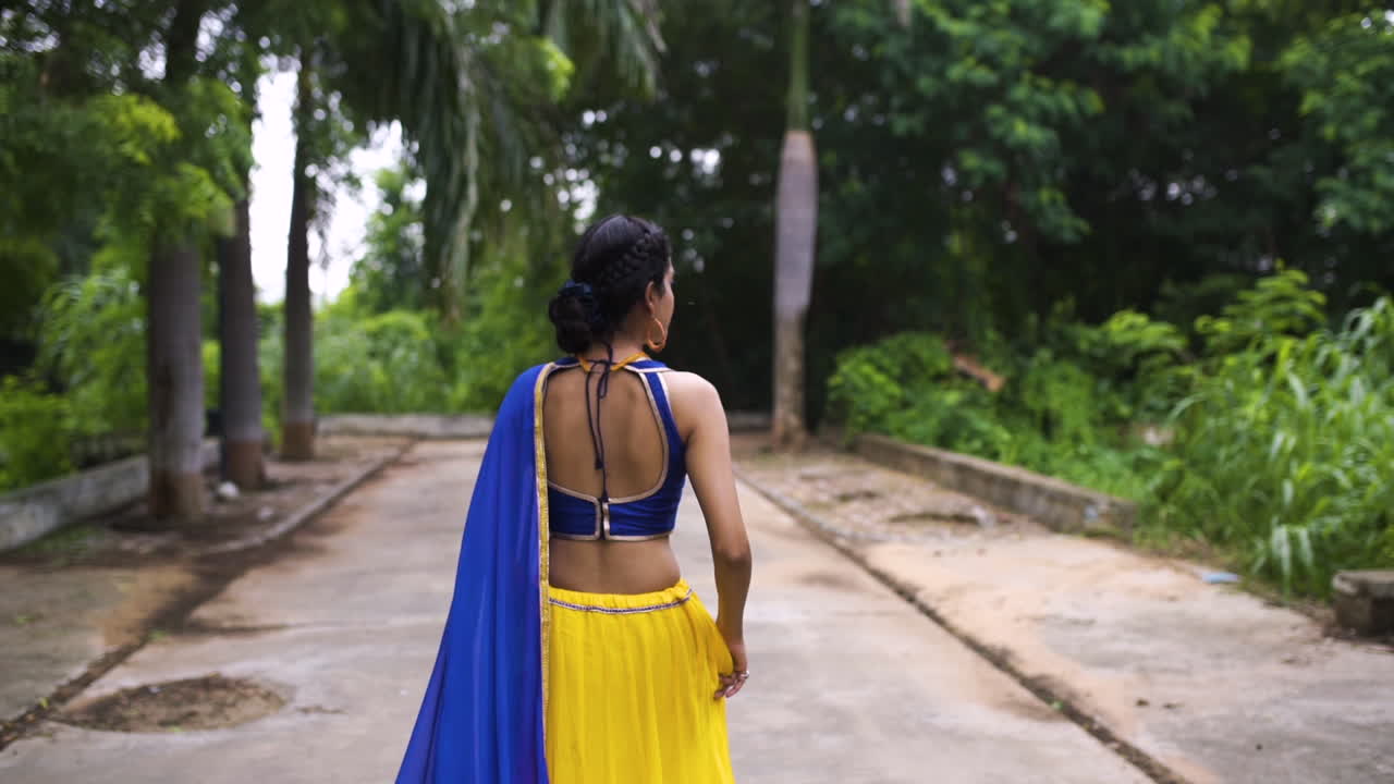 linda mulher indiana no tradicional chaniya choli para navratri-5