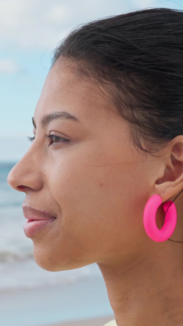 Giovane donna che medita e si rilassa sulla spiaggia