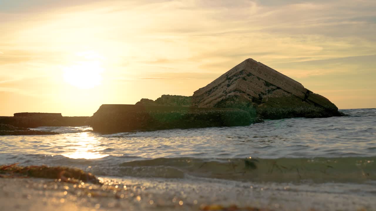 ярко-желтый и оранжевый закат над батареей bigelow