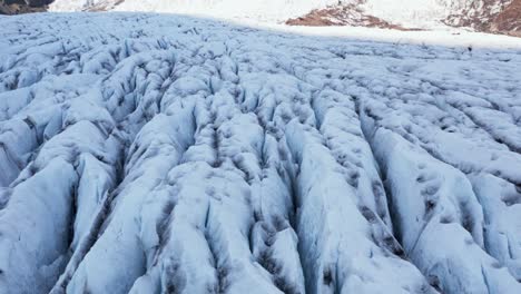 paisaje de hielo de la superficie del glaciar en el ártico, aéreo