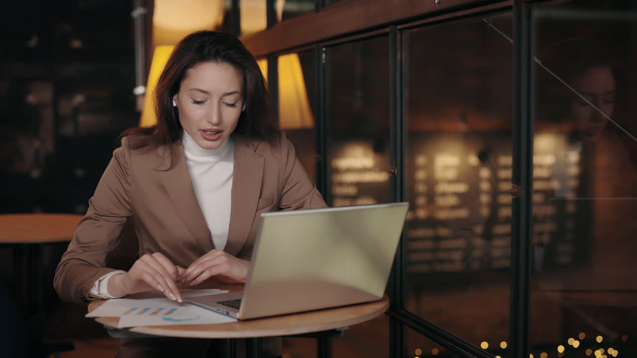 노트북에서 일하는 사업가