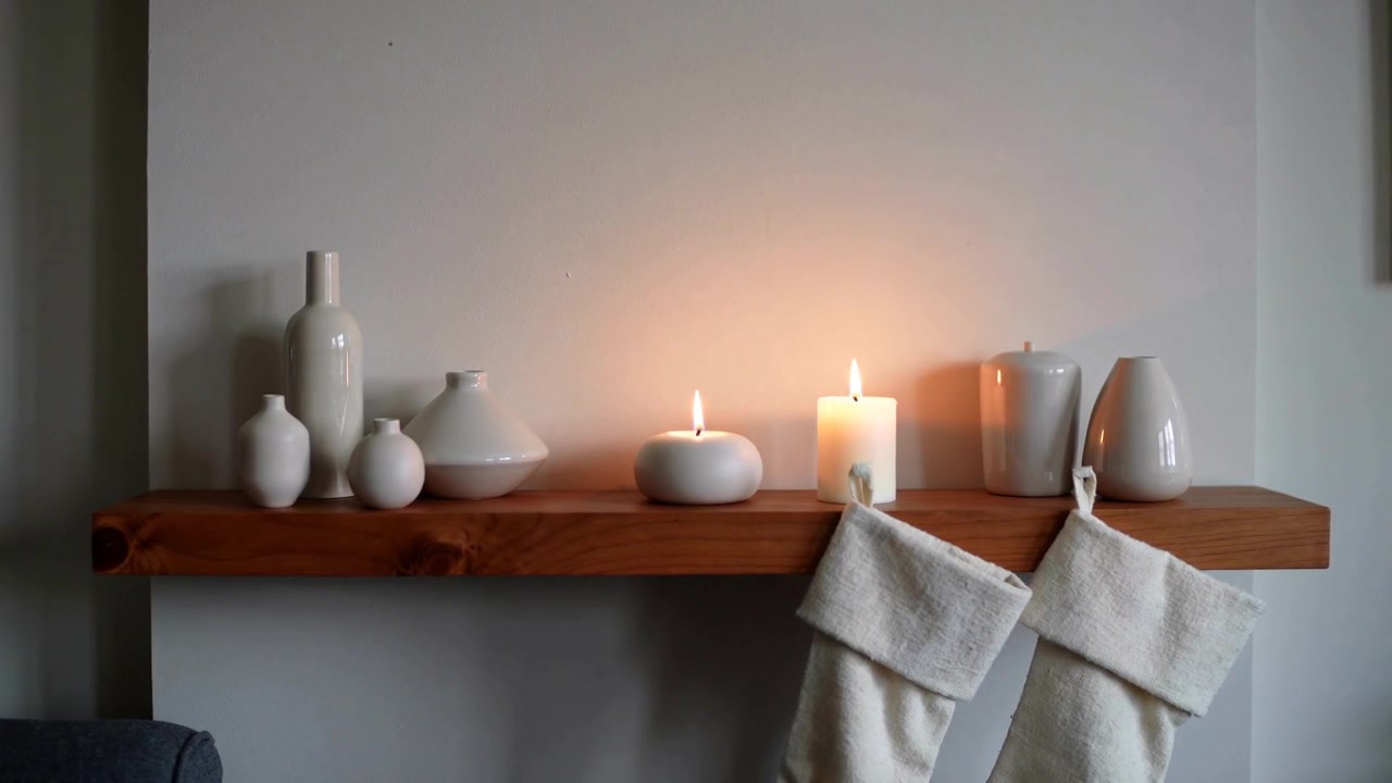 Allumant des bougies rondes et piliers sur des vases d'étagère en bois, s'enflammant et les flammes s'élevant à la maison