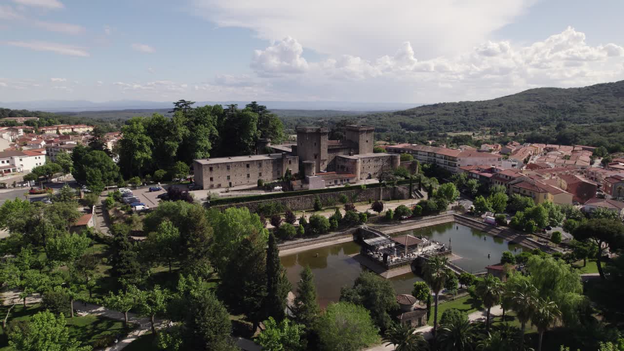 Veduta d'insieme di un palazzo storico in un incantevole villaggio spagnolo