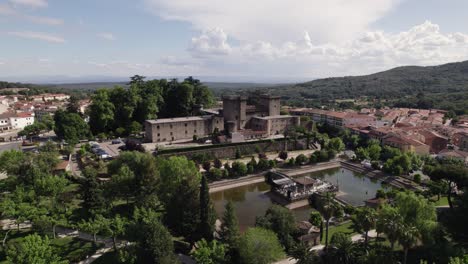 Blick-Auf-Den-Historischen-Palast-In-Einem-Charmanten-Spanischen-Dorf