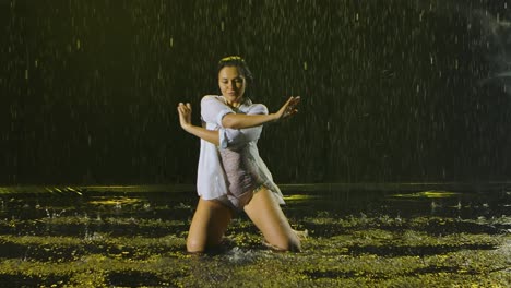 mujer bailando bajo la lluvia