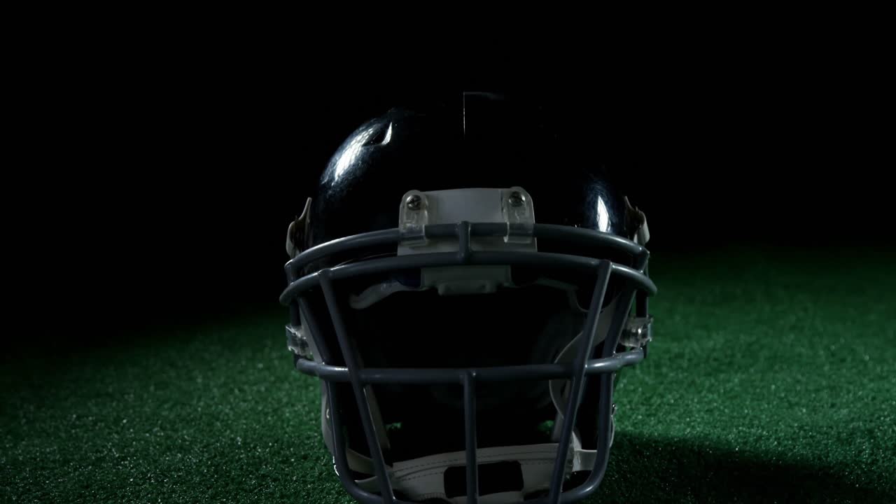 Casco da football americano su erba sintetica 4K