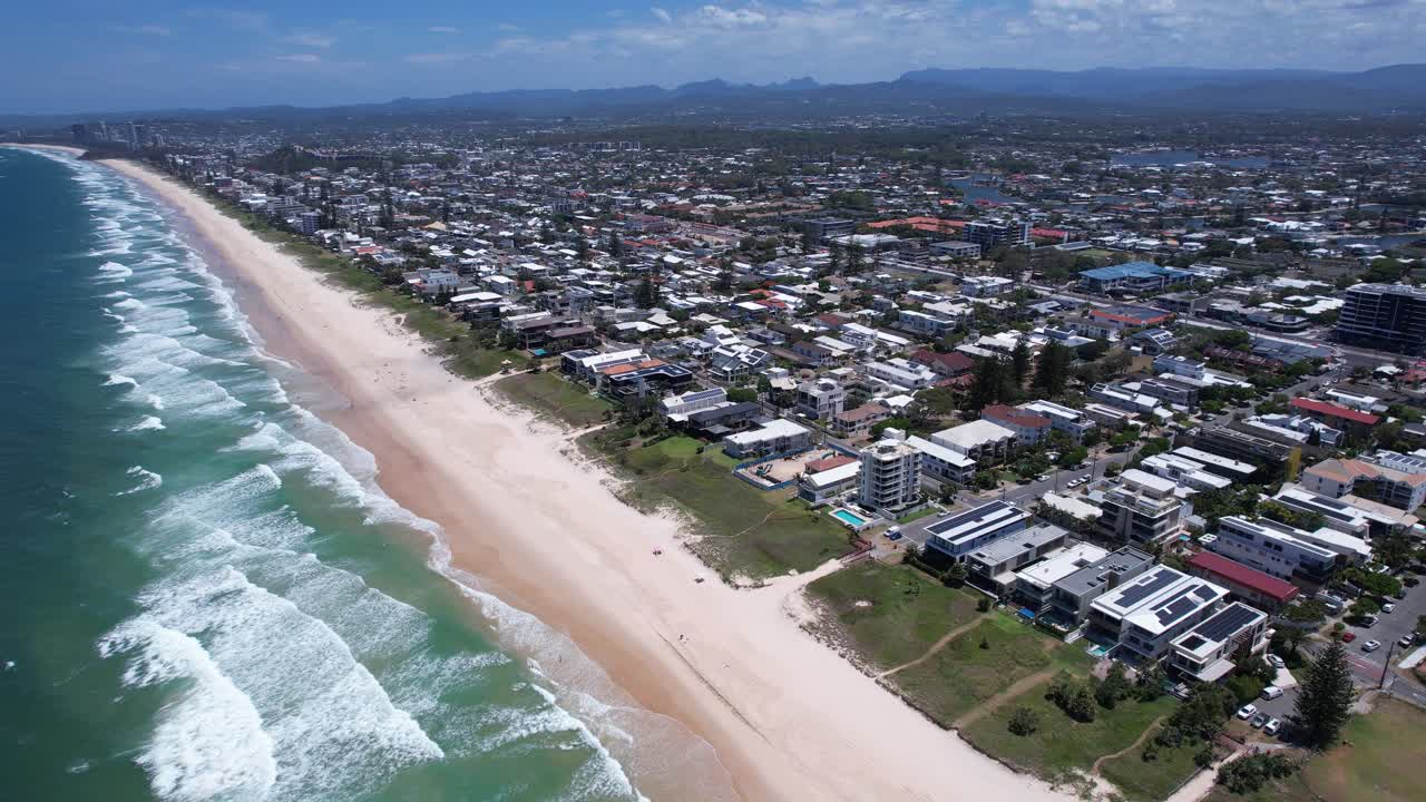 Sobborgo costiero di Mermaid Beach sulla Gold Coast nel Queensland, Australia. Ripresa aerea
