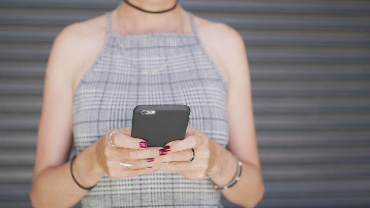 la tecnología ha convertido nuestras manos en herramientas vocales.