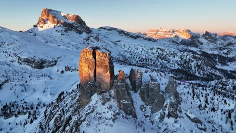 位於cortina d'ampezzo的dolomites山脈的五座塔的日出