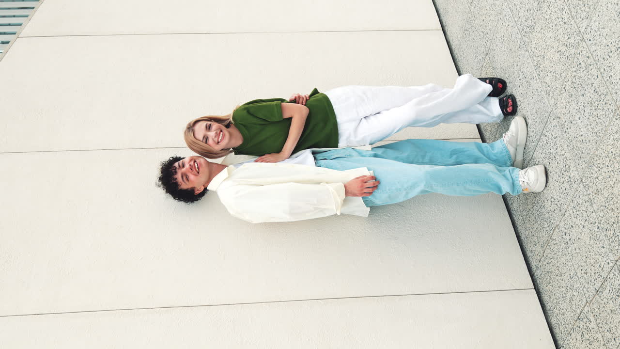 야외에서 포즈를 취하는 커플