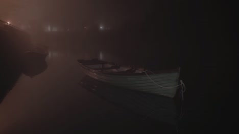 Grünes-Fischerboot,-Das-An-Der-Slipanlage-Festgemacht-Ist,-Nacht-Dichter-Nebel