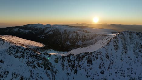 Drohnenaufnahme-In-Der-Nähe-Des-Musala-Gipfels-Bei-Sonnenaufgang,-Bulgarien,-Rila-Gebirge,-Höchster-Gipfel-Auf-Dem-Balkan,-Klares-Wetter,-Klarer-Himmel,-Erstaunliche,-Atemberaubende-Aussicht