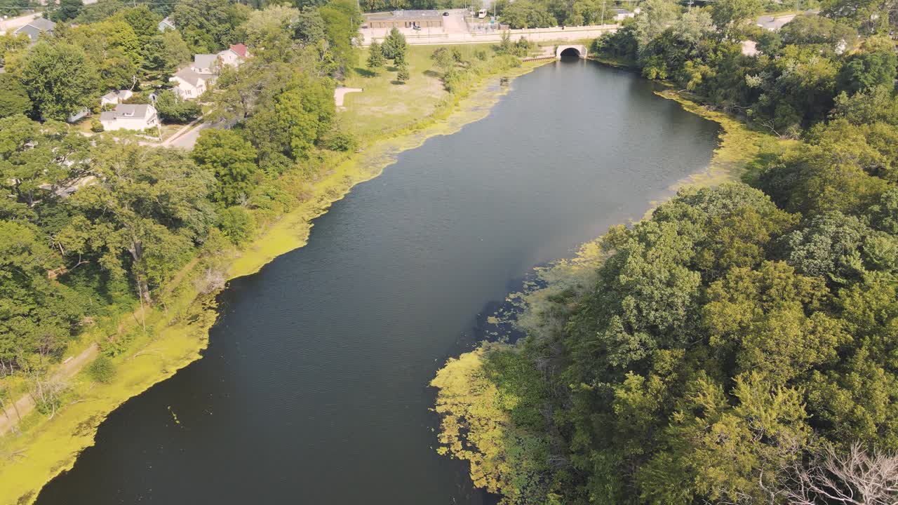 puente de piedra sobre la laguna ruddiman en muskegon