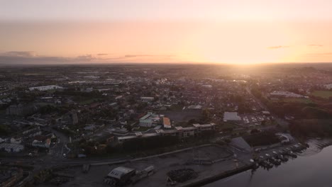 Vuelo-De-Drones-Sobre-El-Puerto-De-Dundalk-Mientras-El-Sol-Se-Pone-Detrás-De-La-Ciudad