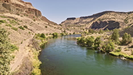 Deschutes-River-Oregon-Luftaufnahme-V64-Low-Flyover-Deschutes-River-Frog-Springs-Canyon-Aufnahme-Von-Freizeitcampingplätzen-Und-Menschen-Beim-Fliegenfischen-Im-Bach-–-Aufgenommen-Mit-Mavic-3-Cine-–-August-2022