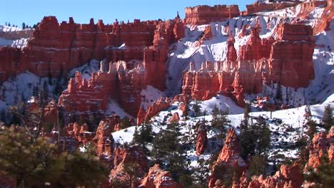 grandangolo del parco nazionale del bryce canyon con hoodoos coperti dalla neve invernale