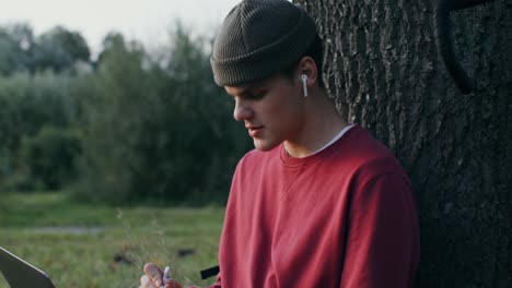 joven estudiando al aire libre