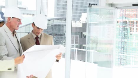 Panorama-Del-Equipo-De-Ingenieros-Estudiando-Un-Edificio