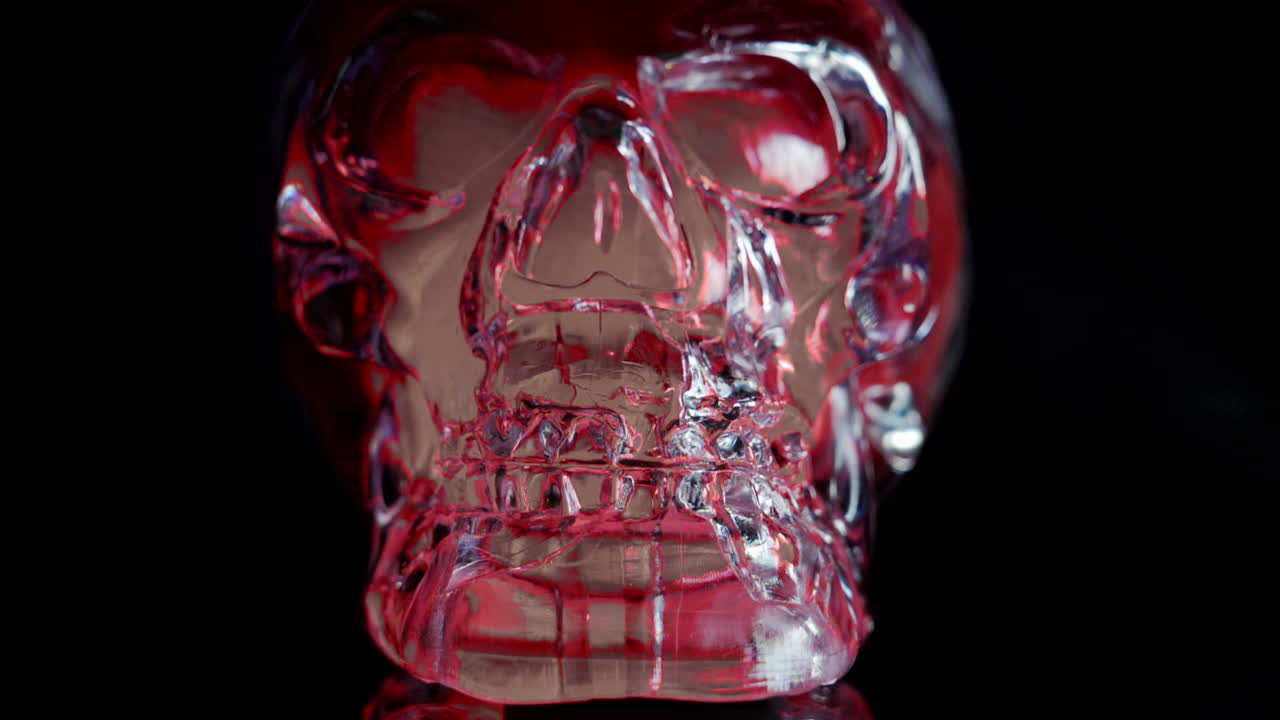 muñeca lisa en el cráneo de la cara de cristal