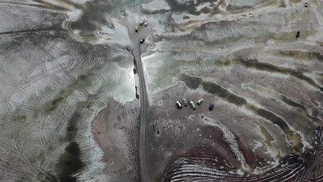 Carros-En-El-Salar-De-Uyuni