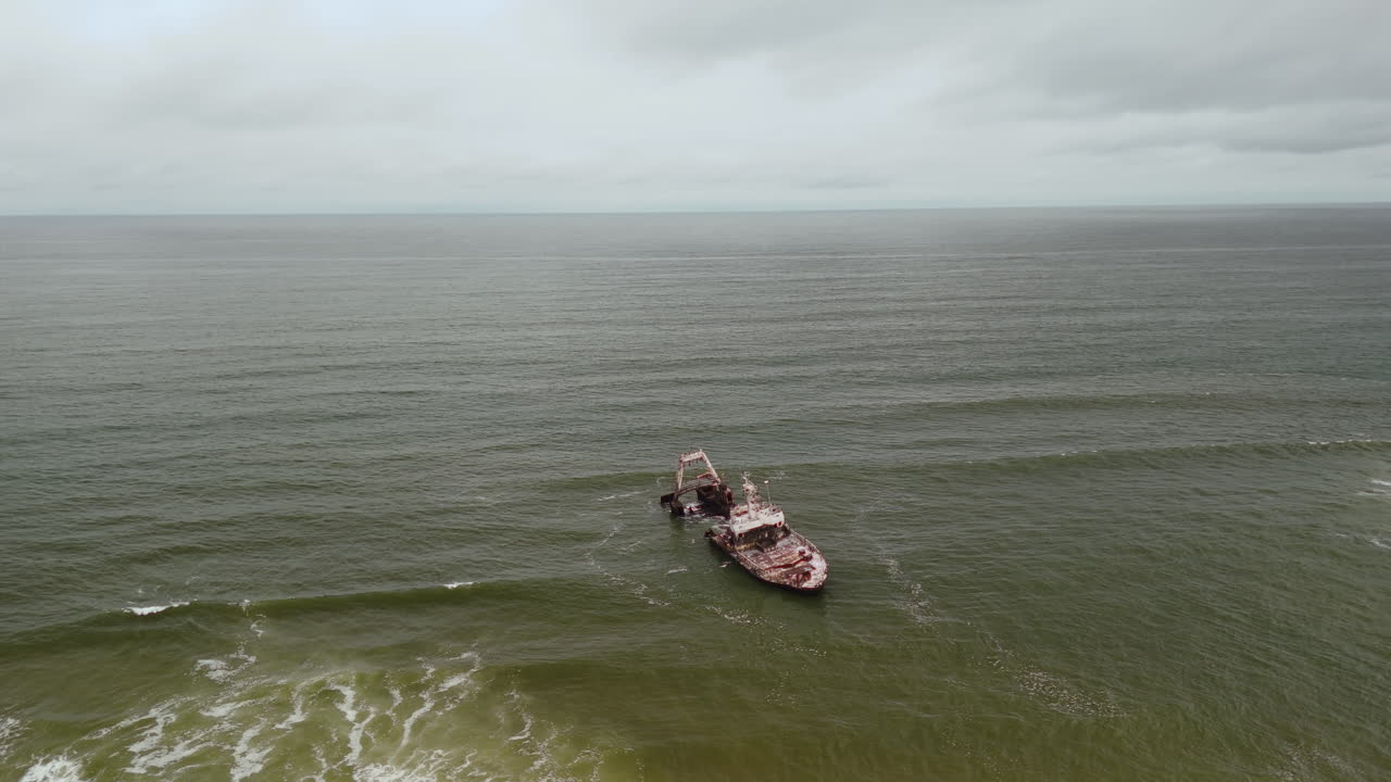 кораблекрушение в море