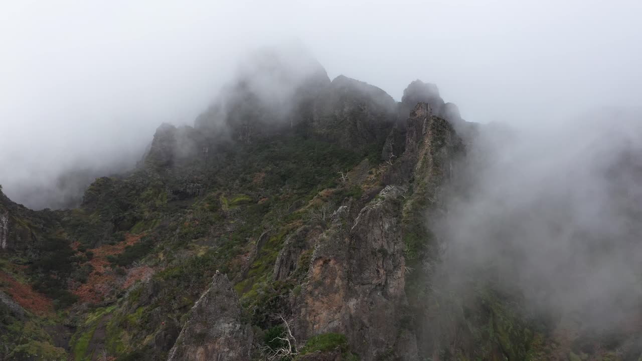 마데이라 수녀 계곡의 공중 촬영, 뒤로 이동, 소름 끼치는 구름과 함께 극적인 산을 더 많이 드러내다