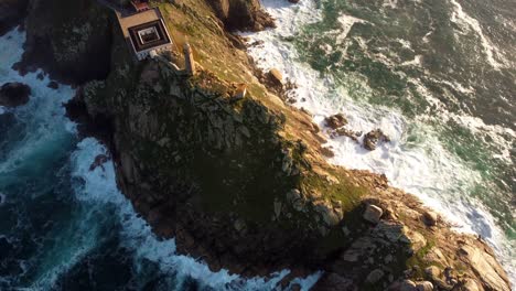 Faro-De-Cabo-Vilán-Región-De-Galicia-Norte-De-España-Costa-Rocosa-Formación-De-Acantilados-Con-Vista-Aérea-De-Las-Olas-Del-Mar-Atlántico