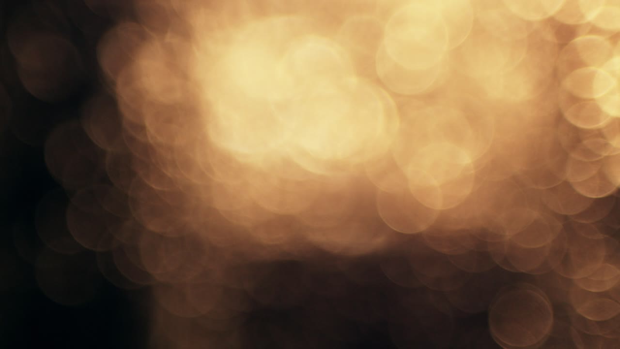 Sovrapposizione Astratta di Effetti Bokeh Dorati con Fughe di Luce.