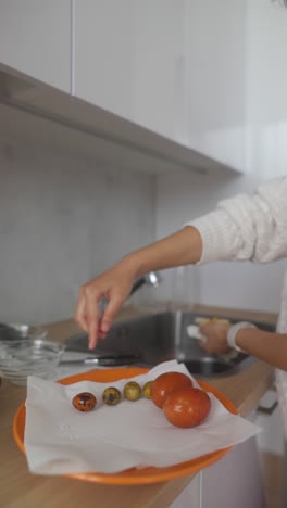 mujer preparando verduras en una cocina