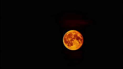luna roja visible contra un cielo nocturno oscuro, espeluznante y audaz mientras se extiende con vistas a cráteres y marcas de valle en la superficie