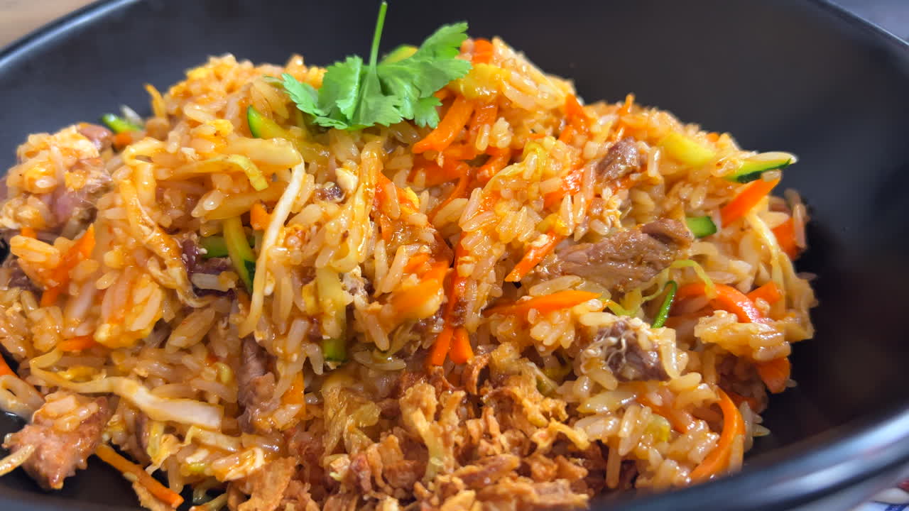 Nasi Goreng Daging Sapi Lezat dengan Sayuran