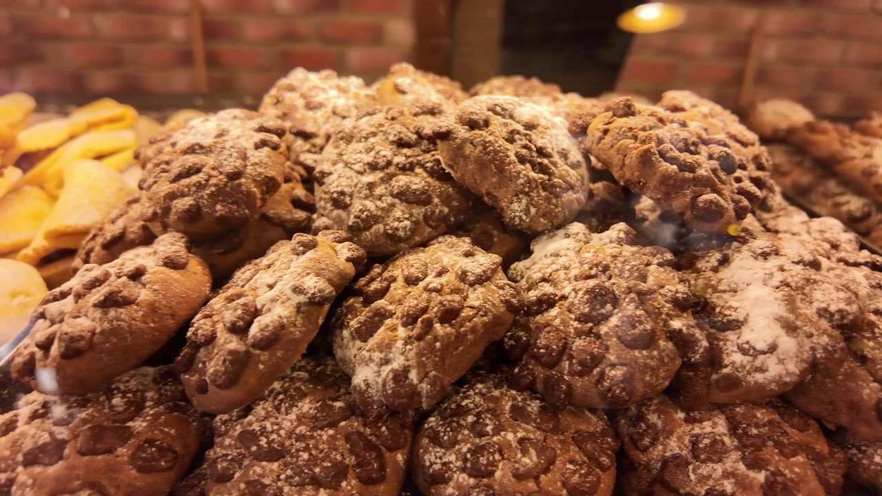 Pila di biscotti con gocce di cioccolato appena sfornati in vetrina di panetteria