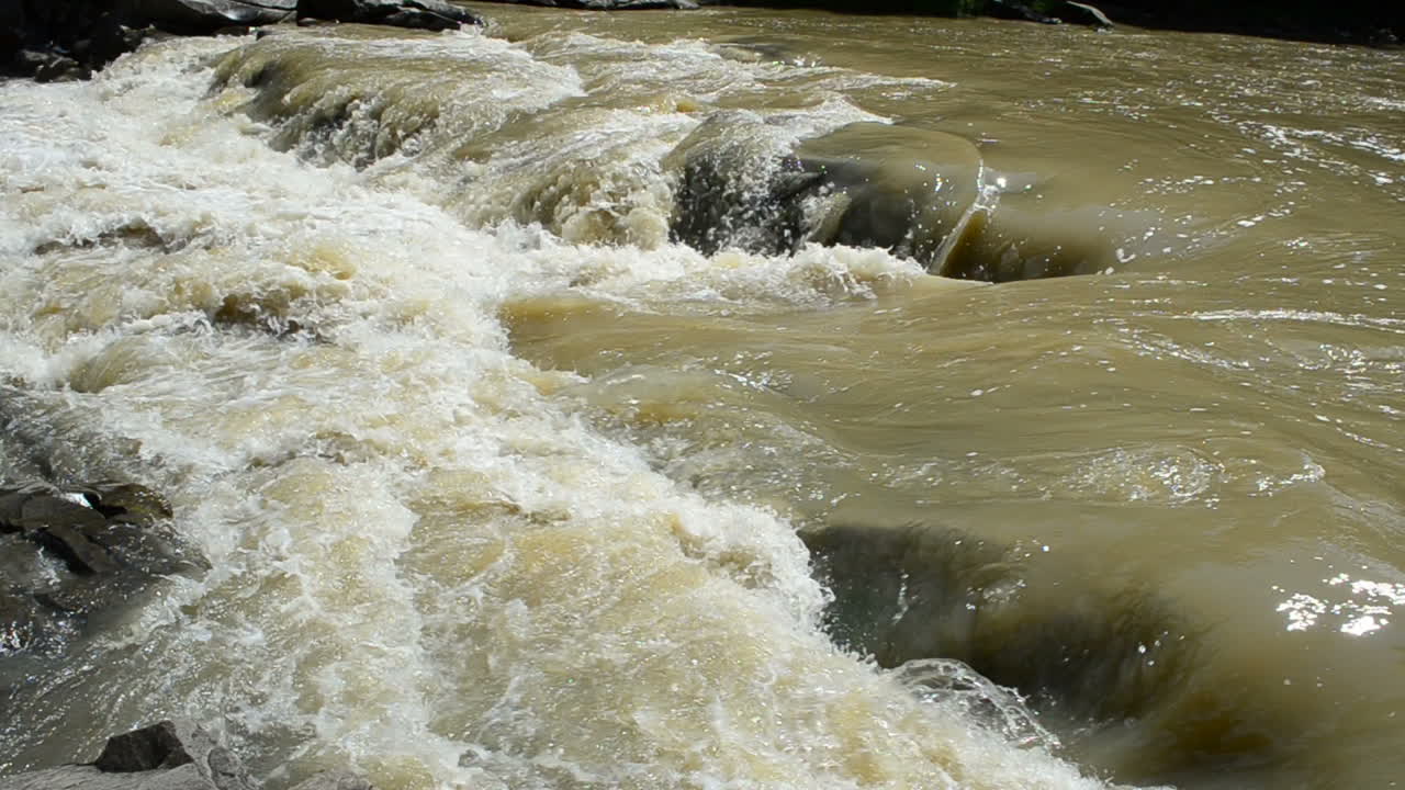 Raue Ströme des Gebirgsflusses. Schluchten und Wasserfälle.