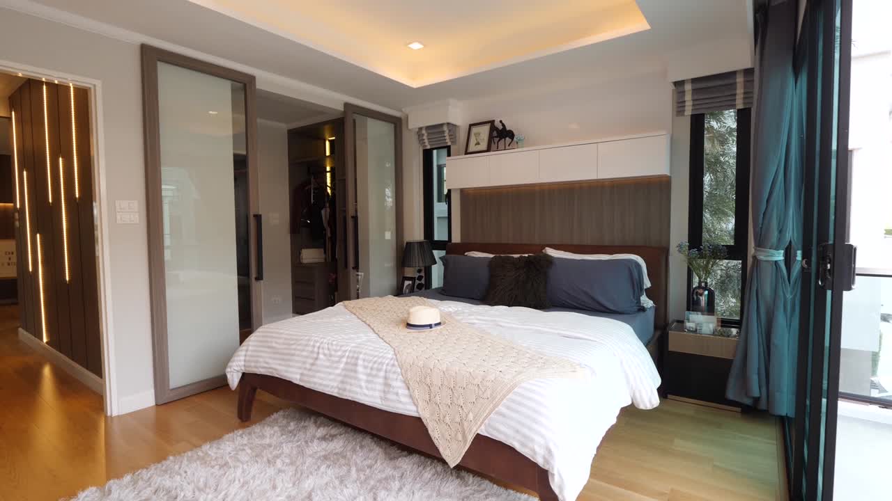 Modern and Stylish Black and White Master Bedrrom Decoration