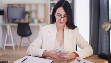 Una-Mujer-Segura-Escribe-Un-Mensaje-En-Un-Teléfono-Inteligente