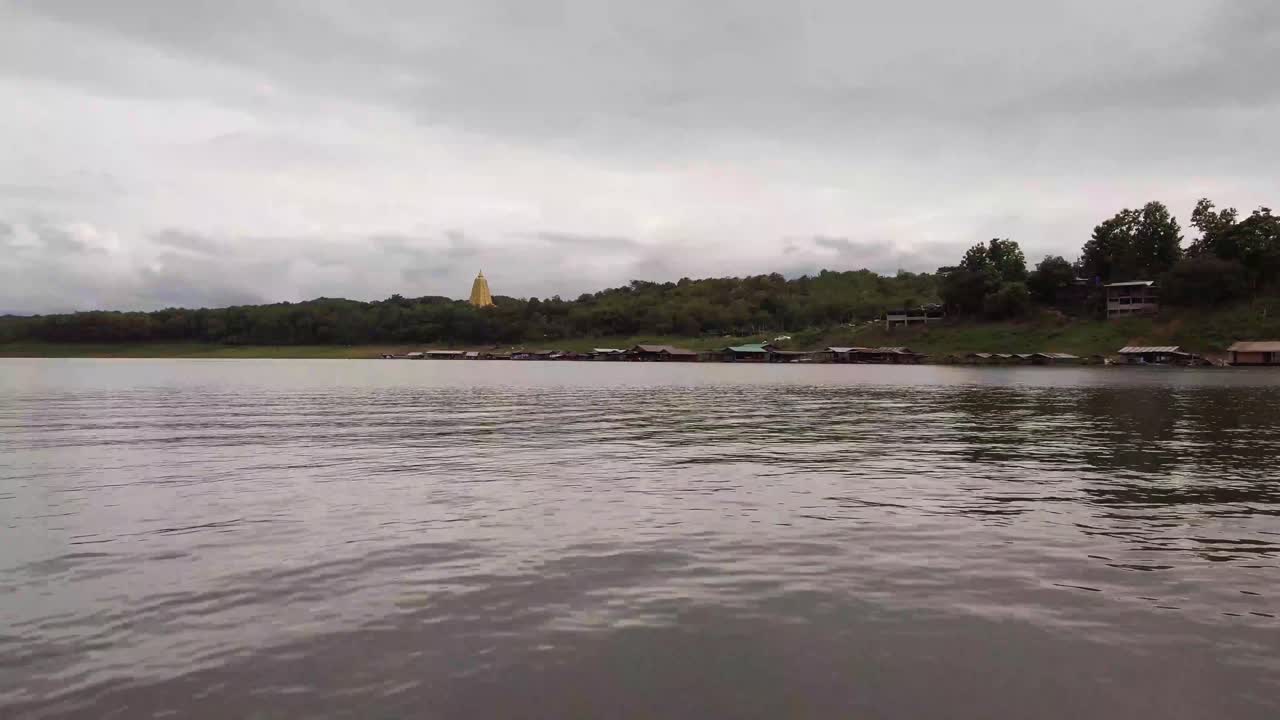 las imágenes del pacífico río samprasop, sangkhlaburi