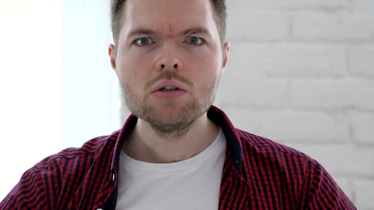 joven enojado luchando abusando y gritando en la oficina