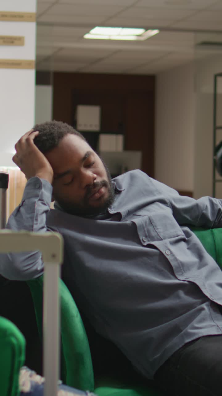 Video verticale Partner stanchi che mostrano sintomi di jet lag