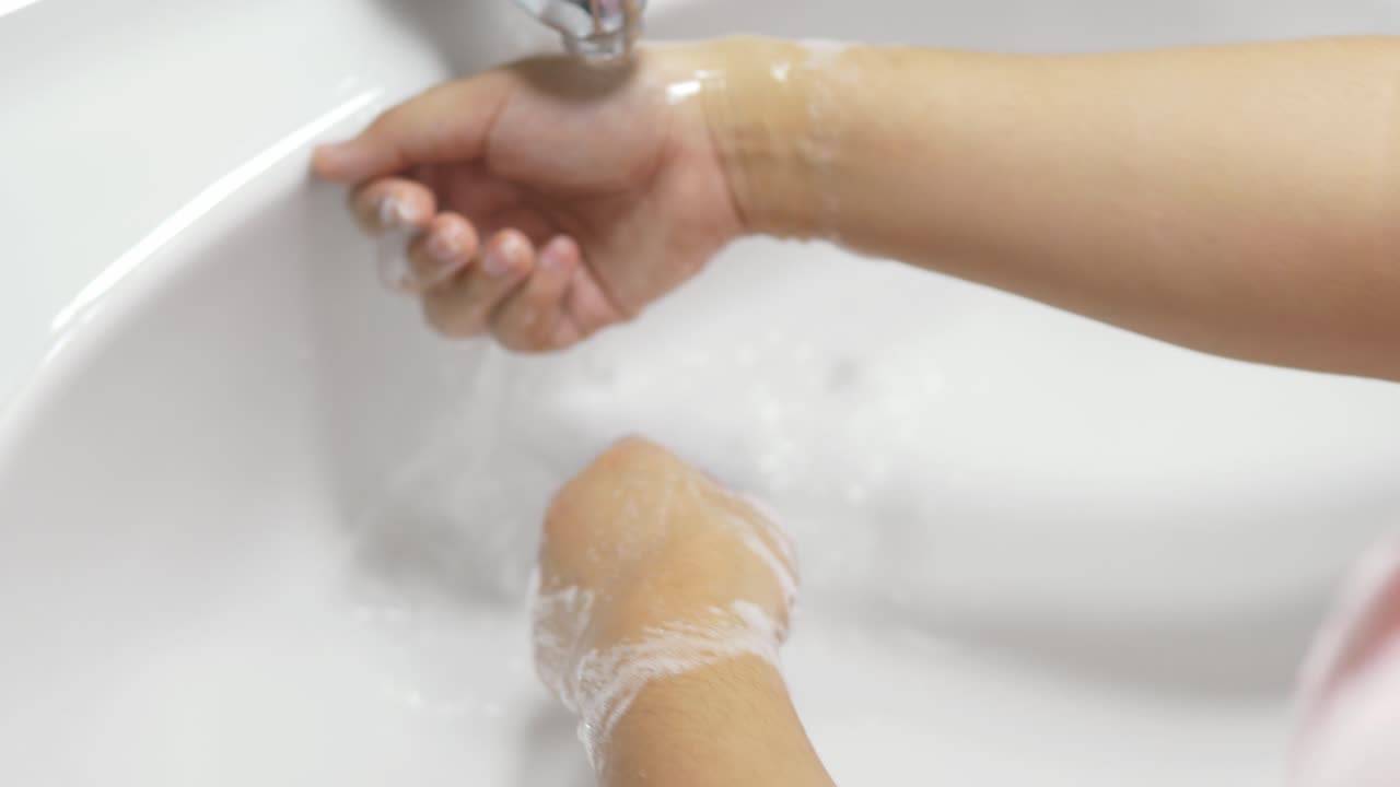 코로나바이러스 또는 covid-19 전염병 예방으로부터 건강 청소 및 예방의 개념 비누와 따뜻한 물로 손을 자주 씻거나 손 소독제 젤을 사용하여 손을 문지릅니다.