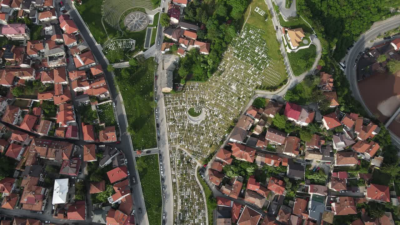 사라예보에서 보스니아 전쟁에서 순교한 시민들의 묘지의 드론 사진