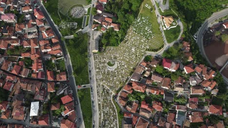 vista aérea de los mausoleos de los ciudadanos que fueron martirizados en la guerra de bosnia en sarajevo