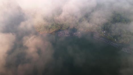 Luftaufnahme-über-Niedrigen-Wolken,-Mit-Blick-Auf-Traditionelle-Fischkäfige-Von-Bali,-Indonesien