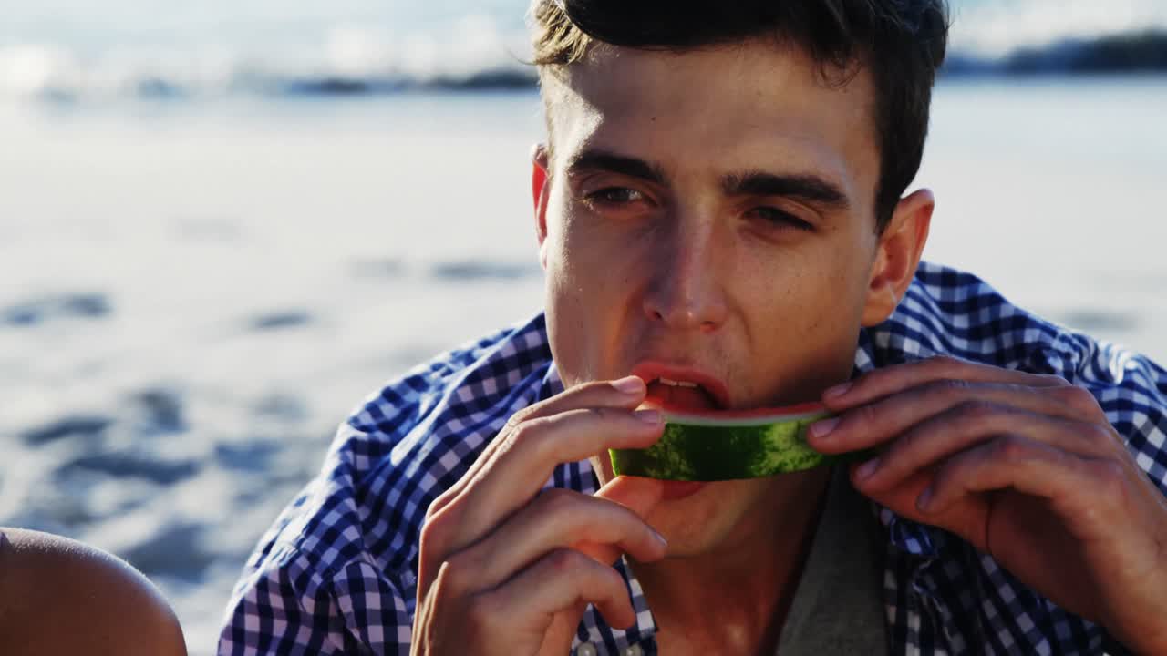해변에서 수박을 먹는 남자 4k